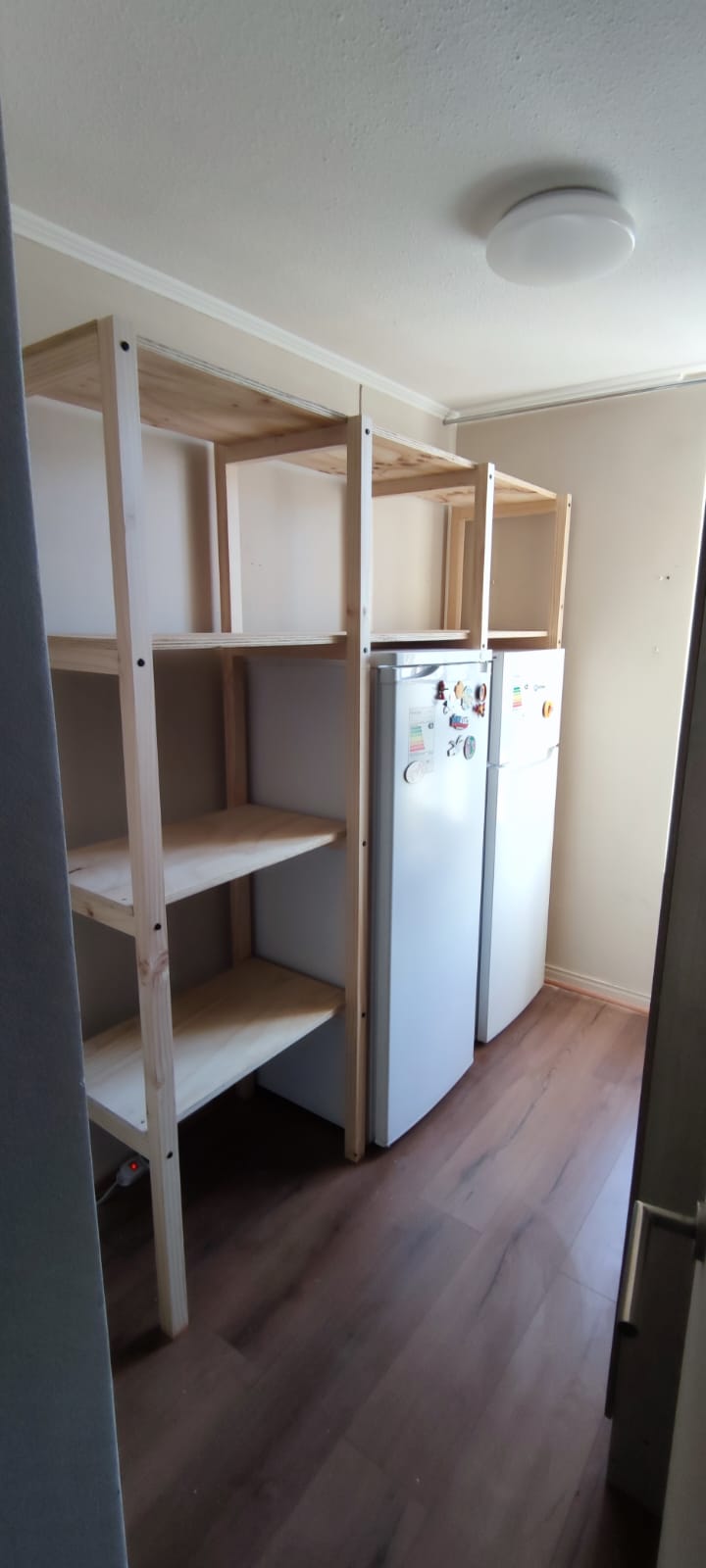 Repisas junto a refrigerador