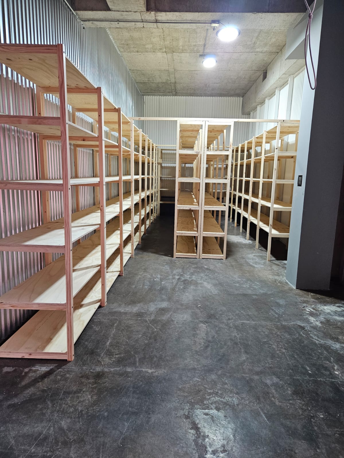 Instalación de repisas de madera