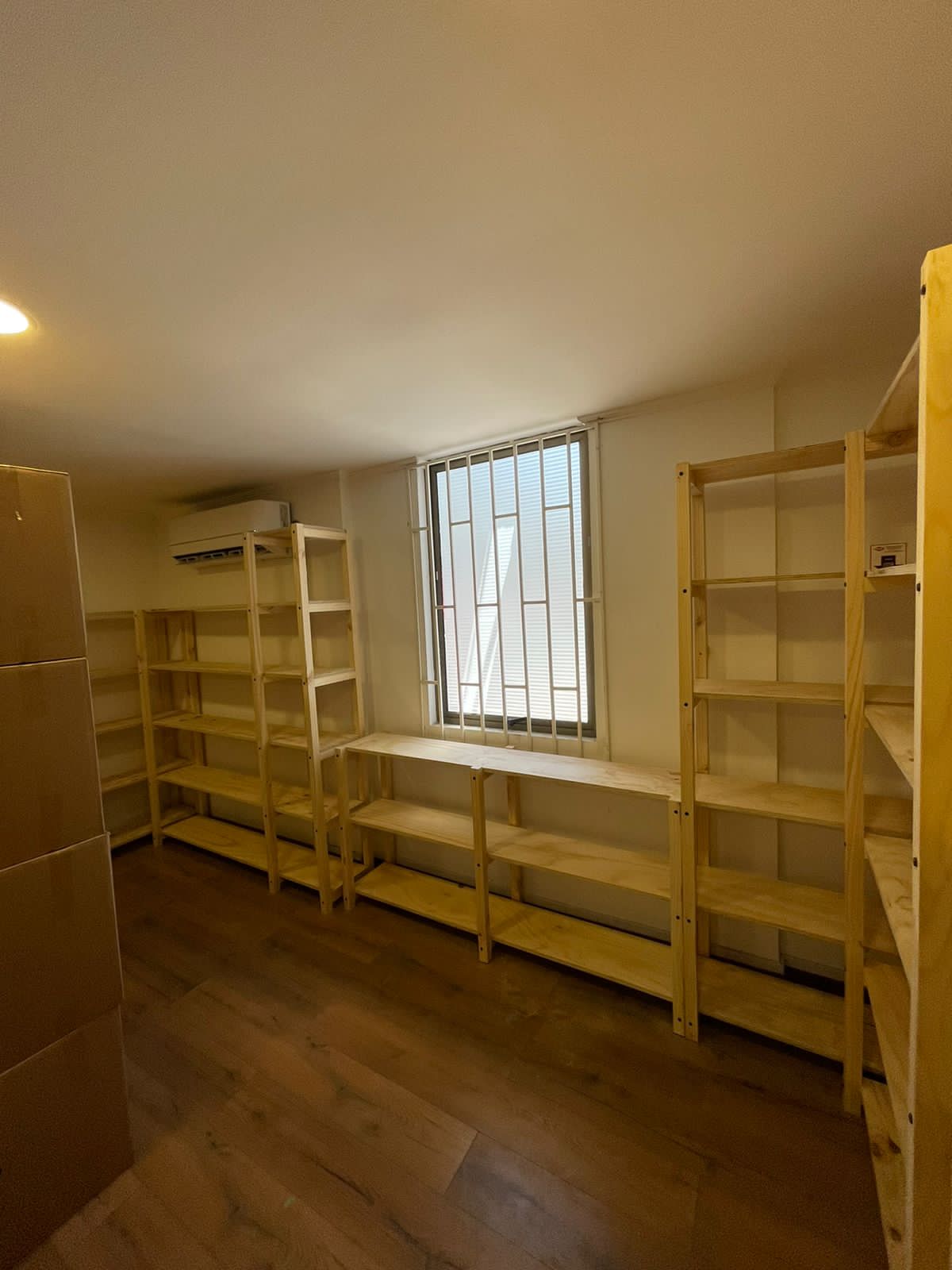 Bodega organizada con repisas
