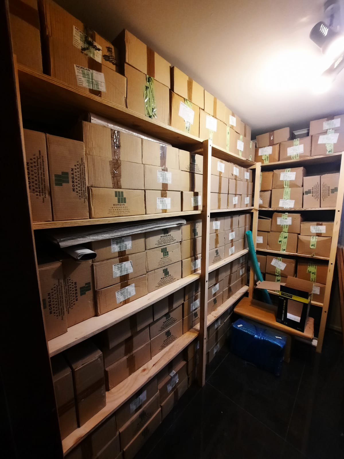 Bodega con cajas organizadas